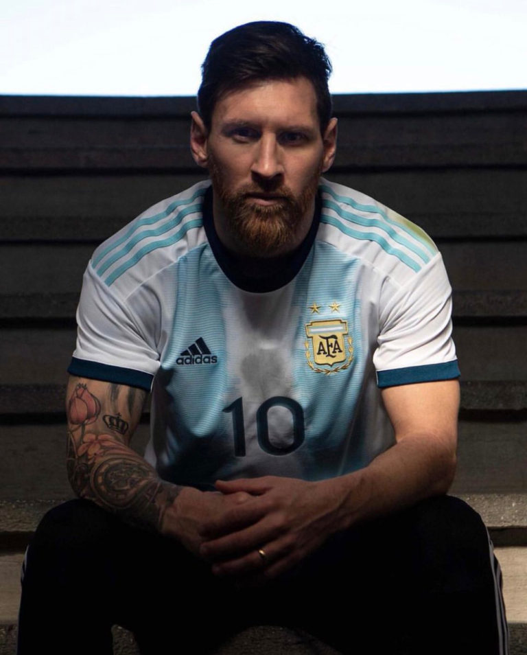 Messi mostró la nueva camiseta de la selección Argentina
