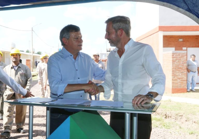 PEPPO Y FRIGERIO ENTREGARON 100 VIVIENDAS EN FONTANA: «OTORGAMOS A LAS FAMILIAS UN LUGAR PARA TENER UN PROYECTO DE VIDA»