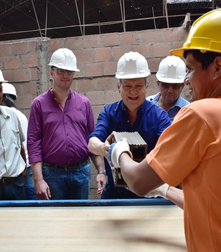 PEPPO RECORRIÓ LA PLANTA CERÁMICA RUTA 16: «DAMOS EMPUJE A LAS EMPRESAS CHAQUEÑAS PARA QUE MANTENGAN SU CRECIMIENTO»