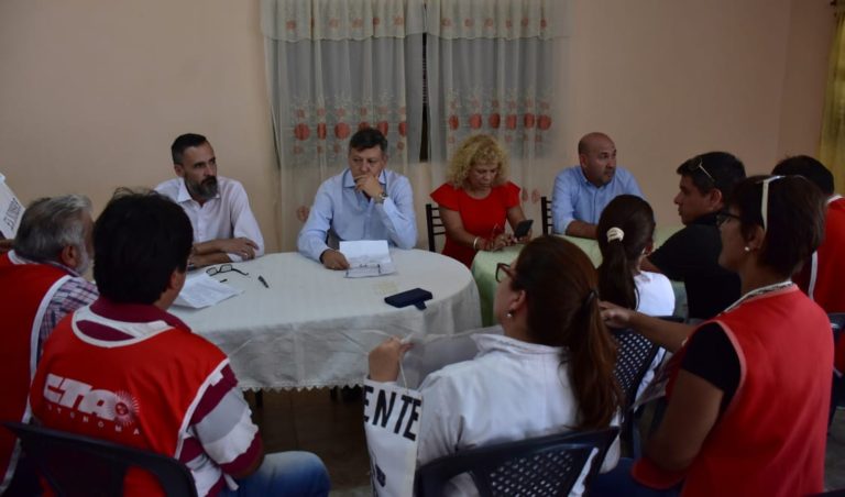 PEPPO ESCUCHÓ A DOCENTES QUE SE MANIFESTARON EN COLONIAS UNIDAS