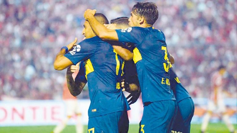 Boca derrotó anoche en Tucumán por 4-1 a San Martín, que descendió a la B Nacional