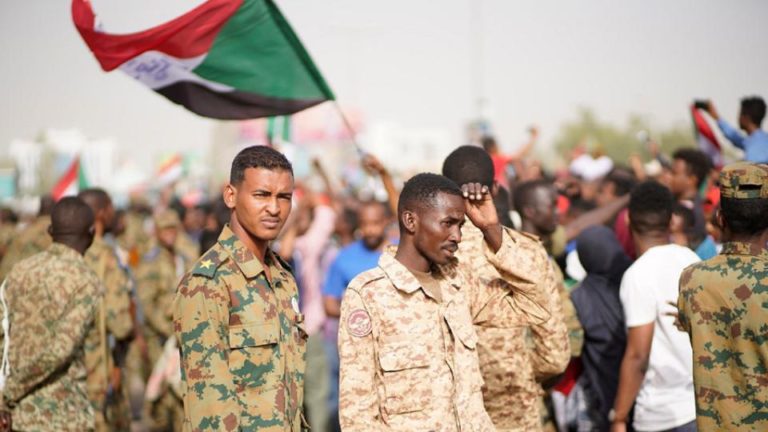 Cayó Bashir en Sudán y asumen los miltares