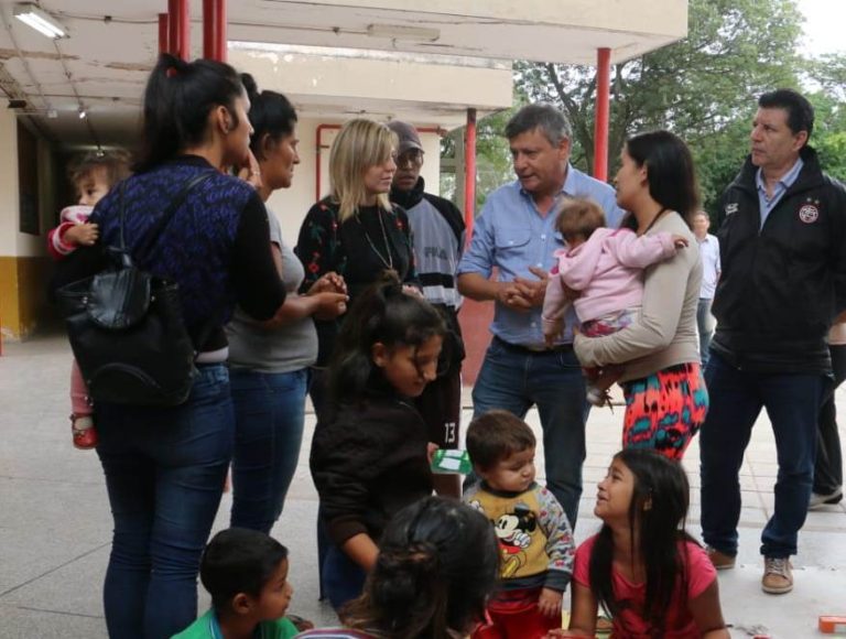 PEPPO RECORRIÓ UN ALBERGUE CON FAMILIAS EVACUADAS DE RESISTENCIA: «QUEREMOS QUE LA GENTE SIENTA QUE NO ESTÁ SOLA»