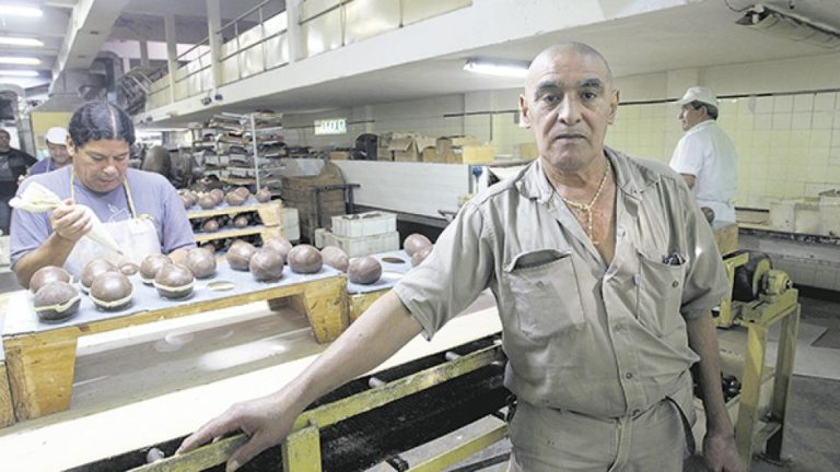 Las compras solidarias a la fábrica recuperada ArrufatEn la crisis, huevos de Pascua cooperativos