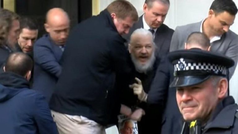 Detuvieron a Julian Assange