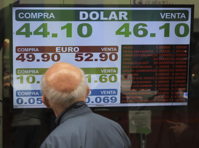 El dólar arrancó en alza y cotiza a 46,36 pesos