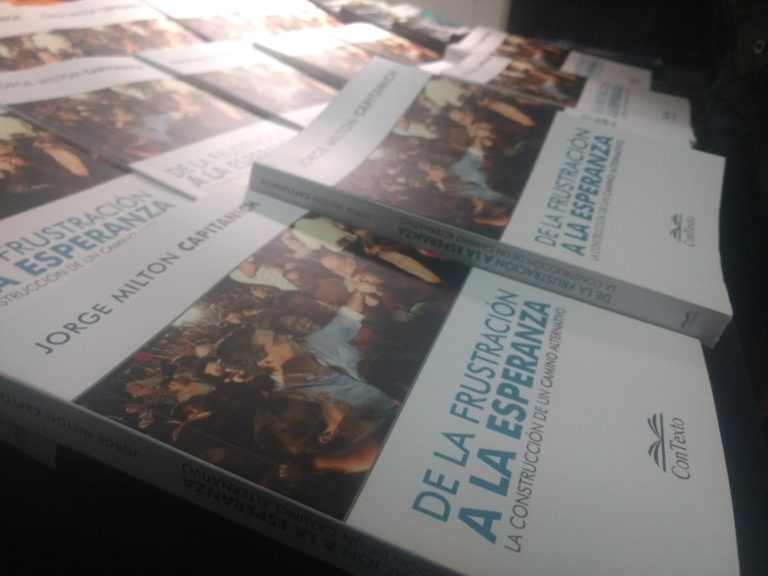 Capitanich presentó su libro en Presidencia de la Plaza donde habló de liderazgo