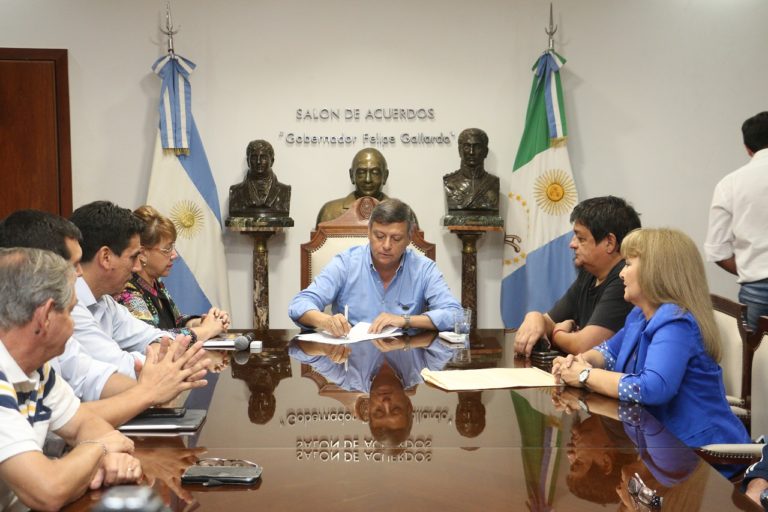 PEPPO Y DIRIGENTES DEL FRENTE GREMIAL DOCENTE SELLARON ACUERDO SALARIAL