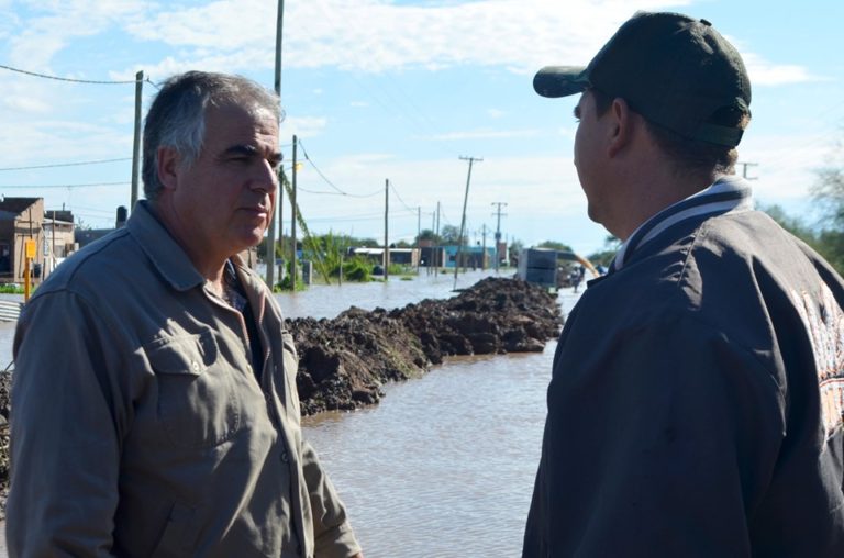 DESTACARON QUE LOS TRABAJOS EN LA DEFENSA NORTE DE VILLA ÁNGELA AYUDARON A CONTENER LA GRAN CANTIDAD DE AGUA