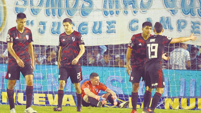 Está obligado a la goleada para pasar a semifinales de la Copa de la SuperligaRiver Plate perdió ante Atlético Tucumán