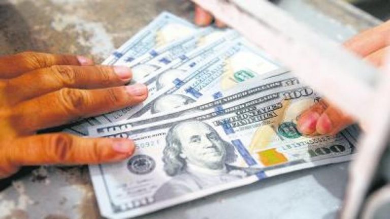 El dólar abrió en alza