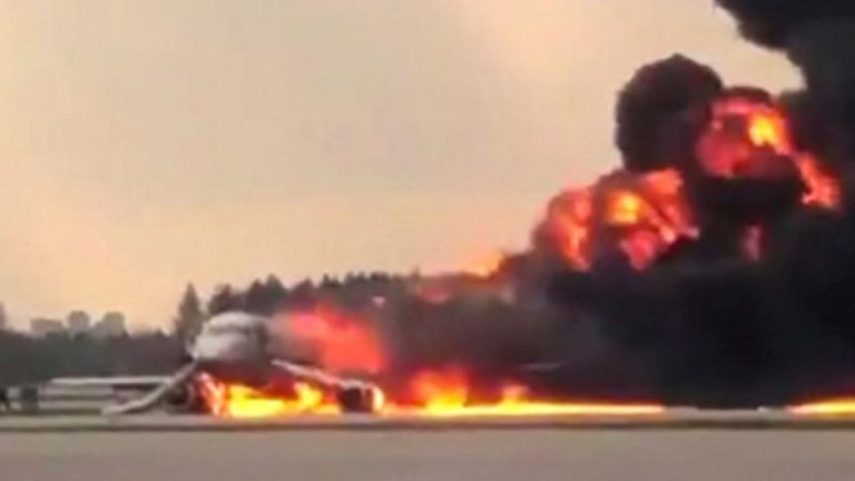 Incendio dentro de un avión ruso