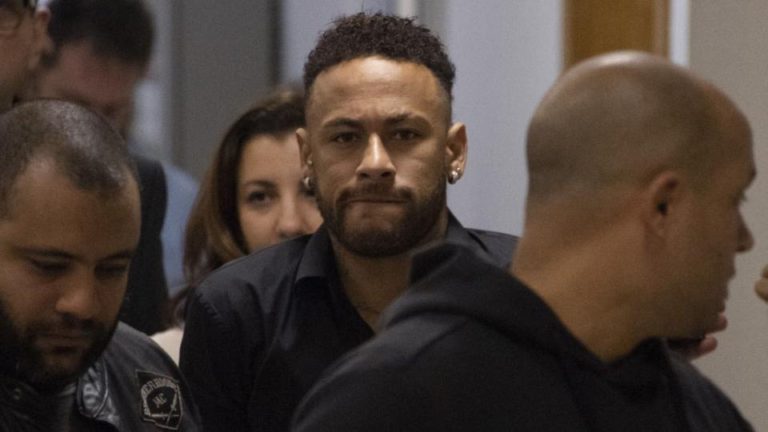 Neymar declaró en una comisaría de Río