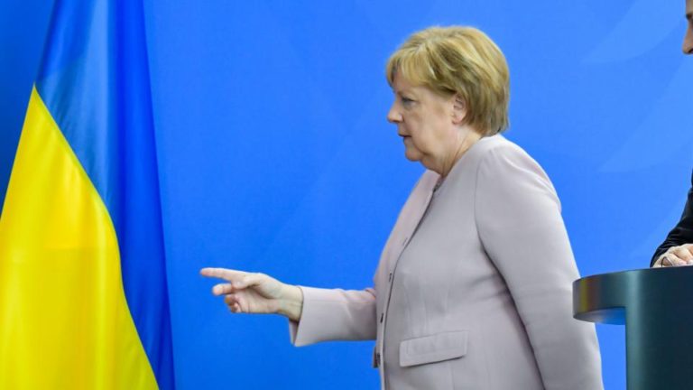 Un video que generó preocupación por la salud de Merkel