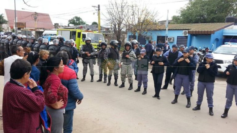 Hubo motín: tensa situación se vive fuera de la Comisaría Quinta