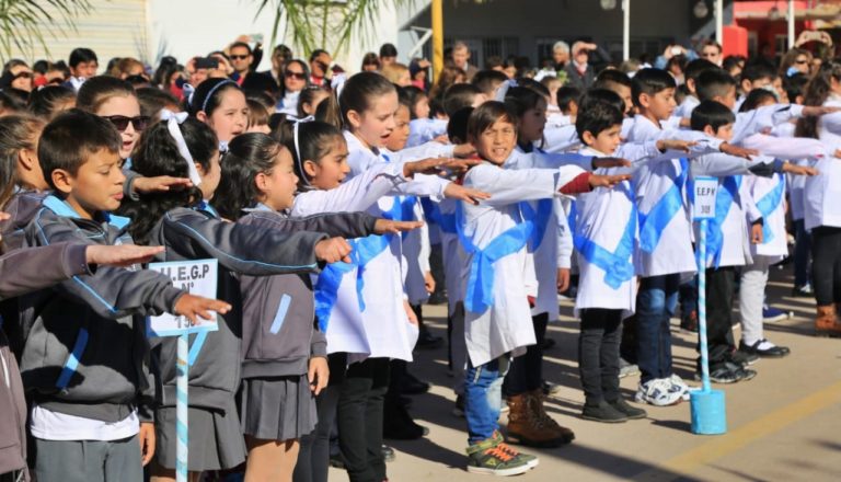 SANTA SYLVINA: LA MINISTRA MOSQUEDA TOMÓ LA PROMESA DE LEALTAD A LA BANDERA A MÁS DE 200 ESTUDIANTES