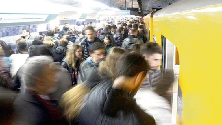 Un tren y dos subtes porteños, entre los diez más atiborrados del mundo