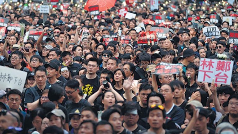 Masiva protesta en Hong Kong contra la represión