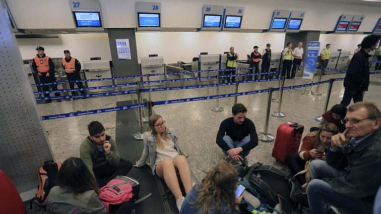 Demoras en los vuelos desde Aeroparque y Ezeiza