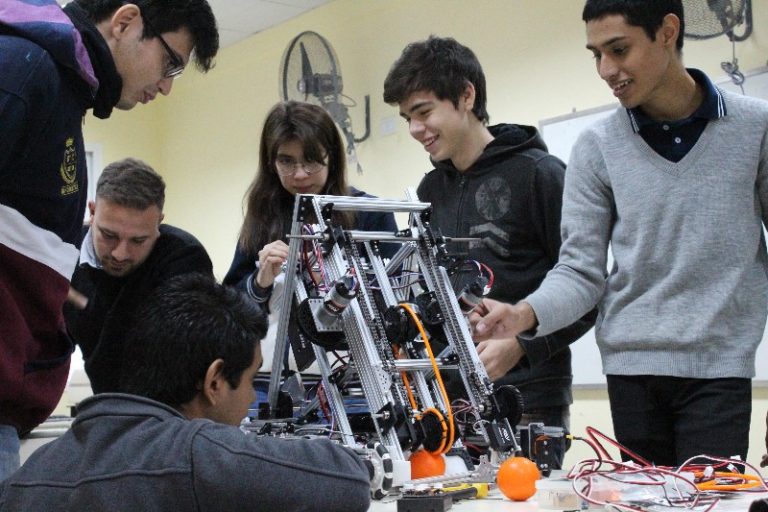 EN VACACIONES, ESTUDIANTES CHAQUEÑOS SE PREPARAN PARA COMPETENCIA NACIONAL DE ROBÓTICA