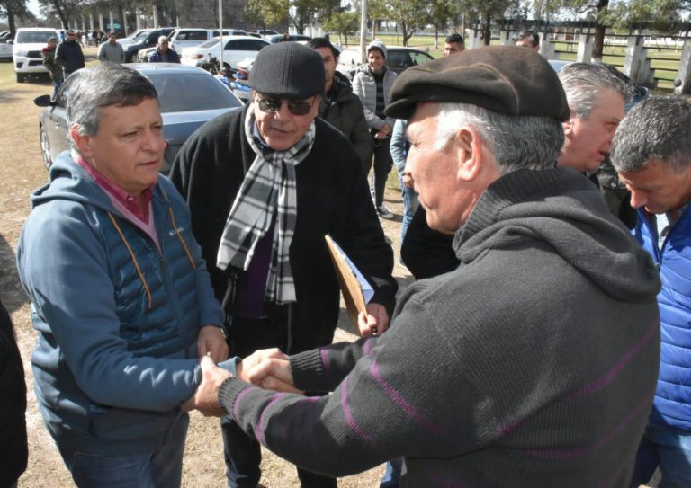 PEPPO ENTREGÓ ELEMENTOS A LA ASOCIACIÓN DE VETERANOS DE SÁENZ PEÑA Y ANUNCIÓ OBRAS PARA UNA CANCHA DE FÚTBOL: «SOMOS DEFENSORES DEL DEPORTE EN TODOS SUS NIVELES», DIJO