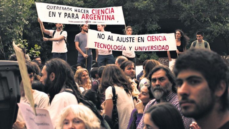 Los científicos llaman a votar a Alberto Fernández