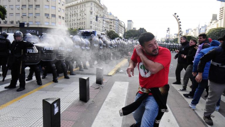 Gases y palos contra el hambre