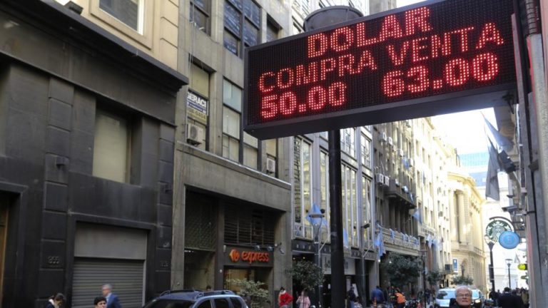 Tras la corrida cambiaria del lunes post PASO   El dólar abrió en alza