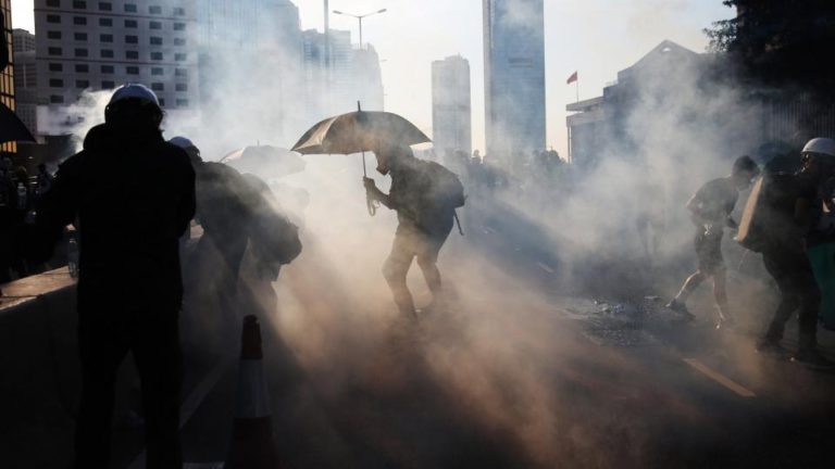 Choques, manifestaciones y huelga general en Hong Kong