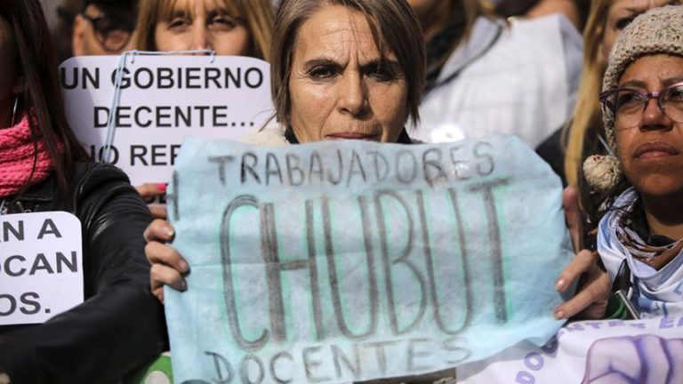 Paro nacional docente tras la agresión a maestros en Chubut