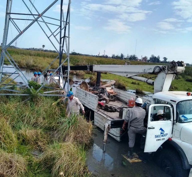 SECHEEP REPARA ESTRUCTURAS DE ALTA TENSIÓN DERRIBADAS POR TORMENTAS