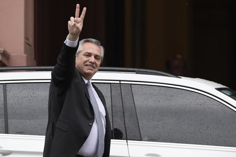 El Gobierno anulará el decreto de Macri que dejaba tres mil funcionarios propios en el Estado 