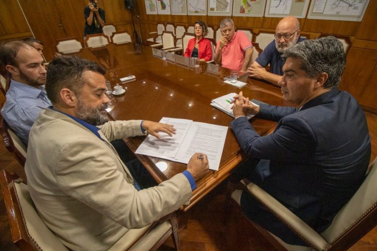 PROVINCIA Y NACIÓN RUBRICARON CONVENIO PARA EL REACONDICIONAMIENTO DE 50 ESCUELAS CON BENEFICARIOS DE PROGRAMAS SOCIALES