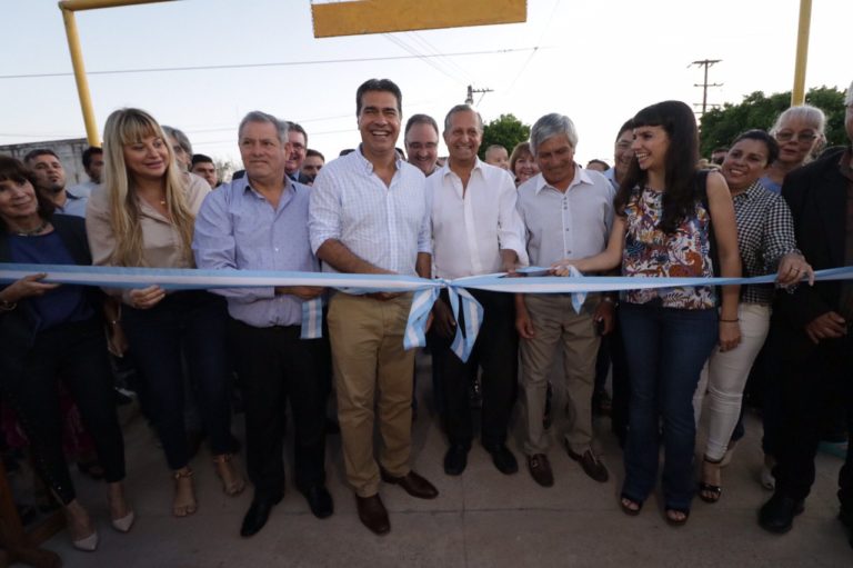 EL GOBERNADOR INAUGURÓ CUADRAS DE PAVIMENTO EN VILLA ÁNGELA