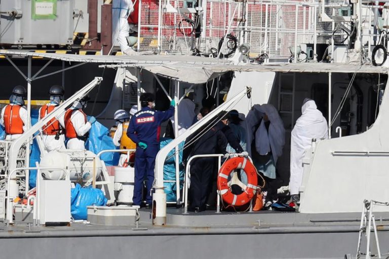 Coronavirus: un crucero quedó en cuarentena en Japón tras la detección de 10 contagios