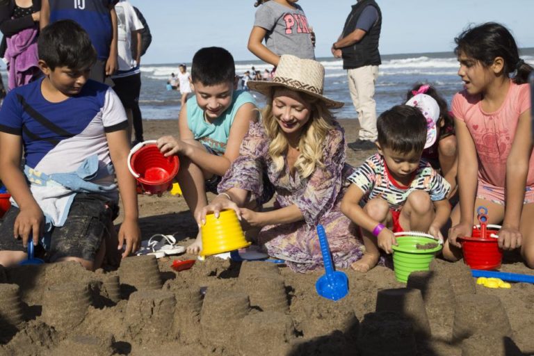 Primera vez en el mar: chicos de todo el país conocieron Chapadmalal