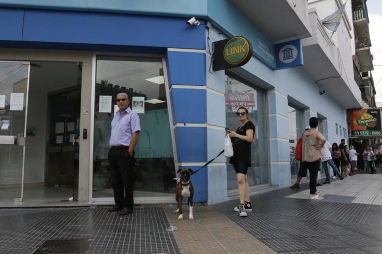 Los bancos abrirán el sábado y domingo para pagar a jubilados y el Ingreso Familiar de Emergencia