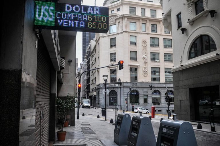 Dólares: el Banco Central frenó a los coleros digitales