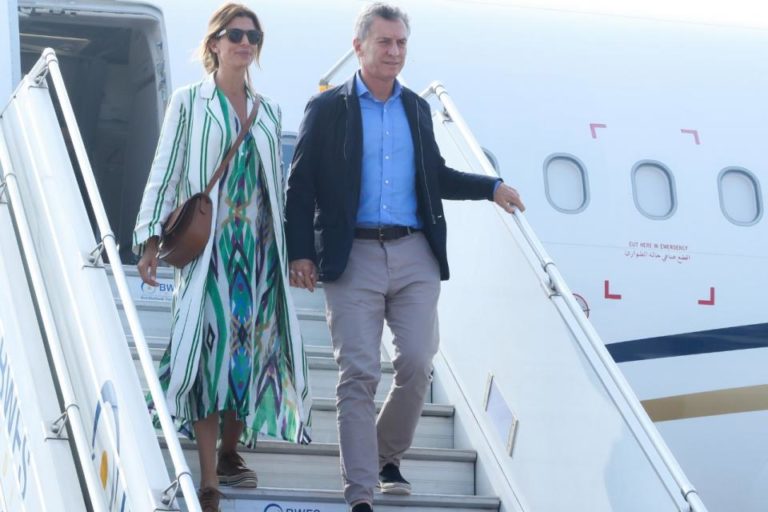 Mauricio Macri llegó a París con discurso anticuarentena