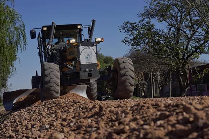 PLAZA: AVANZAN TRABAJOS DE ENRIPIADO Y MEJORA DE  CALLES