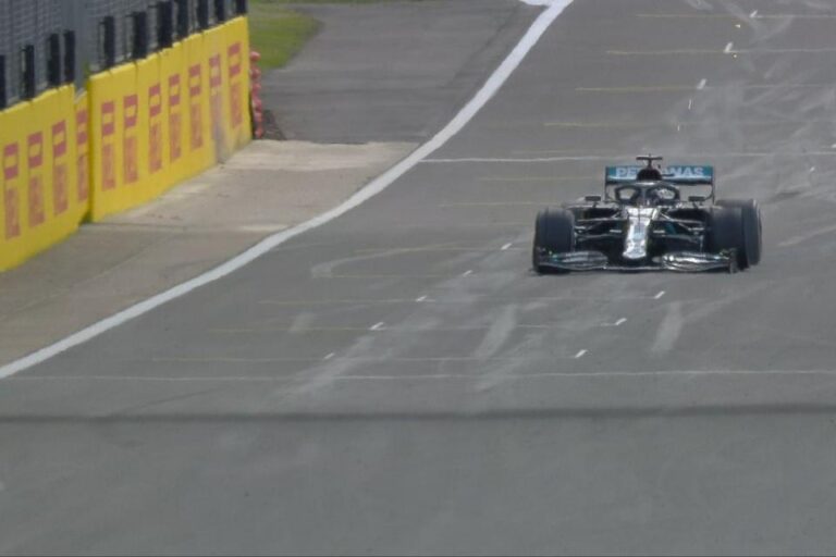 Hamilton gana hasta en tres ruedas