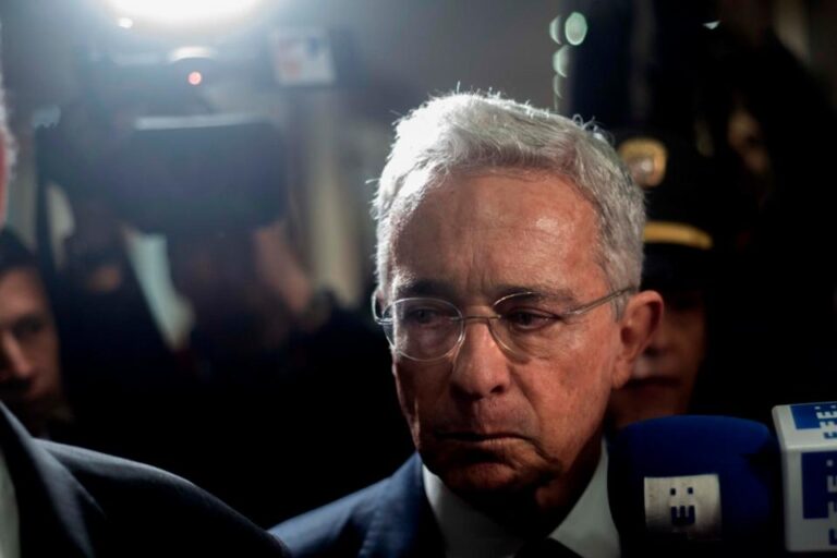 Ordenan la detención domiciliaria del expresidente colombiano Alvaro Uribe