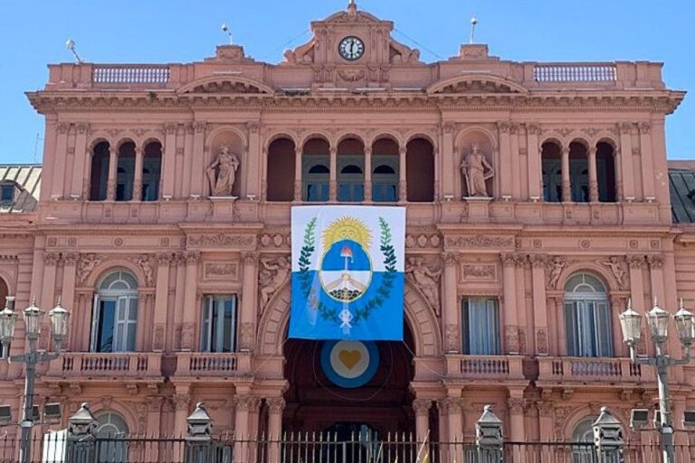 La Bandera del Ejército de los Andes decora la Casa Rosada