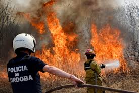 Diez aviones y 300 bomberos contra los incendios forestales en Córdoba