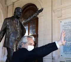 Alberto Fernández inauguró la estatua Kirchner en el CCK