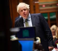 El plan de Boris Johnson para frenar el coronavirus entró en crisis