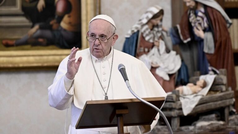 Por un dolor en la ciática, el Papa no estará