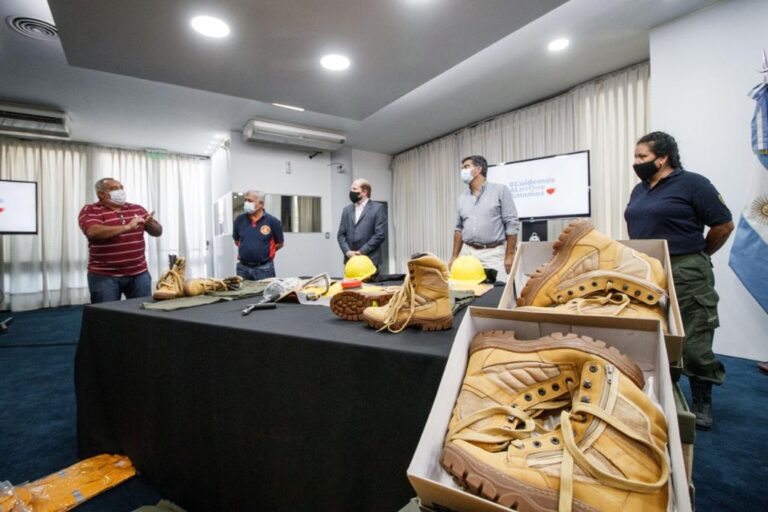 BOMBEROS VOLUNTARIOS: CAPITANICH ENTREGÓ EQUIPAMIENTO