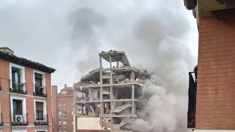 Una fuerte explosión destruyó un edificio en el centro de Madrid