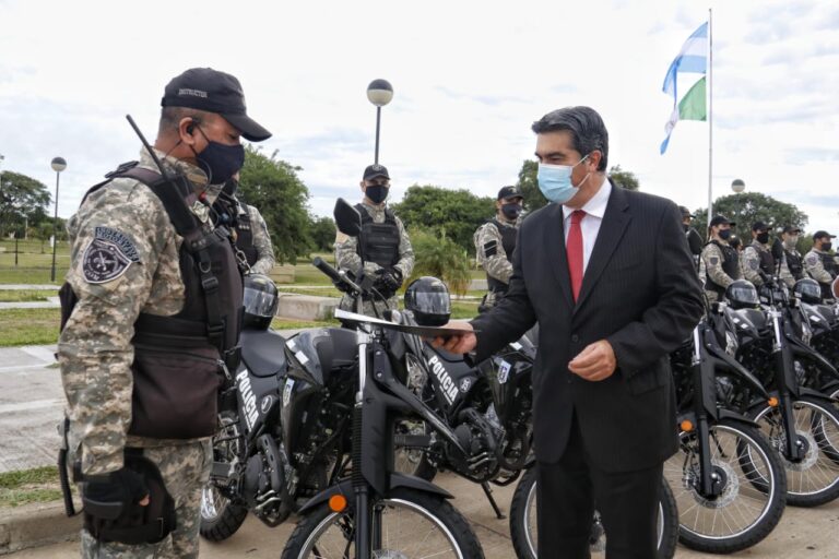 CAPITANICH ENTREGÓ 50 MOTOVEHÍCULOS A LA POLICÍA DEL CHACO